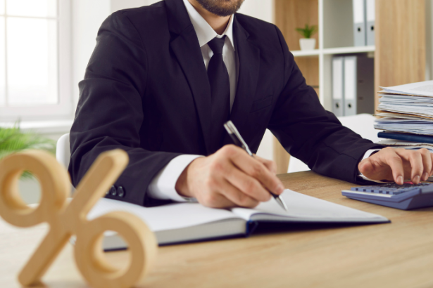 Alex Nabuco dos Santos analisa como a estabilidade dos juros influencia o acesso ao crédito e o ritmo do mercado.