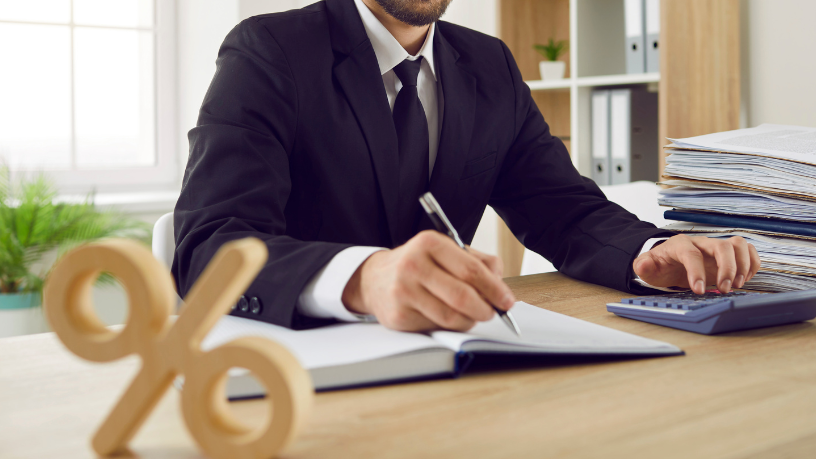 Alex Nabuco dos Santos analisa como a estabilidade dos juros influencia o acesso ao crédito e o ritmo do mercado.