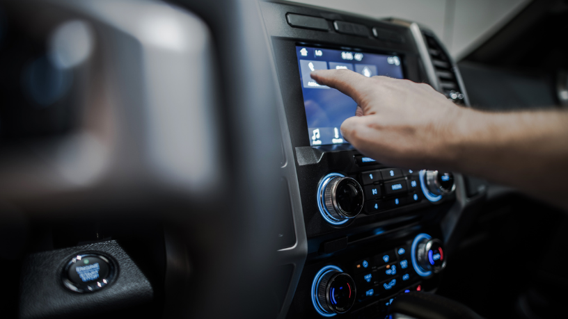 Com Teciomar Ábila, descubra como a IoT está redefinindo a experiência ao volante na era dos carros inteligentes.