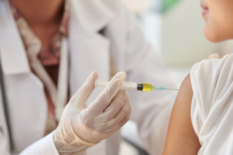 **Refôrço da Vacina Fracionada da Febre Amarela em 2026: O que a População Precisa Saber** Refôrço da Vacina Fracionada da Febre Amarela em 2026 torna-se tema central nas discussões de saúde pública à medida que autoridades sanitárias avaliam estratégias para ampliar a proteção da população. Desde a aplicação da dose fracionada em campanhas anteriores, observou-se uma necessidade crescente de reforçar a imunidade, especialmente em áreas de risco. Especialistas acompanham os dados epidemiológicos para ajustar as recomendações de reforço e garantir que grupos prioritários sejam atendidos de forma eficiente. A atenção à resposta imunológica após anos da vacinação inicial evidencia a importância de manter a vigilância constante de doenças que apresentam potencial de surto. Com o passar do tempo, a proteção conferida pela dose fracionada demanda um olhar criterioso sobre quando e como implementar reforços. A mobilização de recursos e a comunicação com a população são fatores essenciais para o sucesso dessa estratégia. Dentro deste contexto, a discussão sobre o refôrço da vacina fracionada da febre amarela em 2026 ganha destaque como um pilar da prevenção. O debate sobre o refôrço da vacina fracionada da febre amarela em 2026 também envolve considerações logísticas significativas. Autoridades de saúde trabalham para equilibrar a disponibilidade de doses completas e fracionadas, otimizando a cobertura vacinal sem comprometer o fornecimento. Regiões com maior circulação do vírus e menor adesão histórica à vacinação são priorizadas para reforço, fortalecendo a barreira imunológica coletiva. Campanhas educativas buscam esclarecer dúvidas da população sobre a necessidade e o momento ideal para receber reforço. A integração entre postos de saúde, governos estaduais e federais é crucial para que o planejamento seja eficaz e responsivo às necessidades locais. O refôrço da vacina fracionada da febre amarela em 2026 deve ser comunicado com clareza para evitar hesitação e aumentar a confiança pública nas ações de imunização. Dentro do cenário epidemiológico atual, o refôrço da vacina fracionada da febre amarela em 2026 assume papel de destaque nas estratégias preventivas. A febre amarela, transmitida por mosquitos em áreas endêmicas, ainda representa um risco latente em diversas regiões. A vacina fracionada mostrou eficácia no curto prazo, mas a duração da proteção exige avaliações contínuas. Pesquisadores analisam respostas imunes de indivíduos vacinados anteriormente para determinar a necessidade de reforço mais ampla. O refôrço da vacina fracionada da febre amarela em 2026 representa uma medida proativa para evitar novos surtos. É imprescindível acompanhar os indicadores de casos suspeitos e confirmados para ajustar as recomendações de saúde. Essa é uma fase em que a integração de dados e a ação rápida podem salvar vidas. A percepção pública sobre o refôrço da vacina fracionada da febre amarela em 2026 é moldada por campanhas informativas e pelo trabalho de agentes de saúde. Comunidades que participaram da vacinação em 2018 agora enfrentam dúvidas sobre a continuidade da proteção. A disseminação de informações corretas torna-se ferramenta essencial para combater desinformação e fortalecer a adesão ao reforço. O refôrço da vacina fracionada da febre amarela em 2026 deve ser apresentado com base em evidências científicas e com foco na segurança dos cidadãos. A atuação de profissionais de saúde na linha de frente garante que as orientações cheguem de forma clara e acessível. Promover confiança no programa de vacinação é tão importante quanto a logística de distribuição das doses de reforço. A responsabilidade compartilhada entre governo, comunidade e especialistas é um elemento chave para o êxito dessa iniciativa. Aspectos regulatórios também cercam a implementação do refôrço da vacina fracionada da febre amarela em 2026. Autoridades sanitárias definem diretrizes com base em análises técnicas e em comparações com práticas internacionais. A avaliação criteriosa de risco e benefício sustenta a decisão de recomendar reforço em populações específicas. O refôrço da vacina fracionada da febre amarela em 2026 não é apenas uma questão de calendário, mas de resposta estratégica ao perfil epidemiológico observado. Coordenação com instituições de pesquisa fortalece a base de dados que embasa essas recomendações. Esse esforço conjunto busca garantir que a população receba cuidados alinhados com o que há de mais atual em saúde pública. A transparência na comunicação das decisões regula a confiança social no processo. A preparação para o refôrço da vacina fracionada da febre amarela em 2026 inclui também a capacitação de profissionais de saúde. Treinamentos específicos orientam quanto às melhores práticas de administração, armazenamento e acompanhamento pós vacinação. O preparo das equipes influencia diretamente a eficácia da campanha de reforço. O refôrço da vacina fracionada da febre amarela em 2026 precisa ser executado com disciplina logística para evitar desperdícios e garantir a proteção adequada. Sistemas de informação atualizados permitem o monitoramento em tempo real da cobertura vacinal. Essa base tecnológica apoia ajustes rápidos conforme necessário. O papel dos serviços de saúde comunitários é instrumental nesse processo. A análise de custos e benefícios do refôrço da vacina fracionada da febre amarela em 2026 também merece atenção detalhada. Investir em reforço pode reduzir a incidência de casos graves e hospitalizações, resultando em economia para o sistema de saúde no longo prazo. O planejamento financeiro deve considerar estoque de vacinas, treinamento e comunicação com a população. O refôrço da vacina fracionada da febre amarela em 2026 é uma medida que pode trazer retorno significativo em termos de bem-estar coletivo. A antecipação de surtos por meio de reforço reduz impacto social e econômico. Esses fatores contribuem para uma política de saúde mais resiliente e adaptativa. Decisores públicos ponderam esses elementos na formulação de estratégias integradas. Finalmente, a aceitação do refôrço da vacina fracionada da febre amarela em 2026 pelos cidadãos será um termômetro da eficácia das políticas de saúde implementadas. A confiança da população nas recomendações médicas e na gestão pública é fundamental para o sucesso de qualquer campanha de imunização. A comunicação transparente sobre os benefícios e a necessidade do reforço deve continuar a guiar as ações. O refôrço da vacina fracionada da febre amarela em 2026, se bem-sucedido, fortalecerá a proteção coletiva contra uma doença potencialmente mortal. O engajamento social em torno dessa causa é um elemento que pode definir resultados futuros. A vigilância contínua e a capacidade de adaptação frente a novos dados permanecem como pilares da resposta à febre amarela.