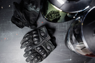 Cuidado sobre duas rodas: Márcio Velho da Silva destaca a importância do equipamento de segurança para motociclistas.