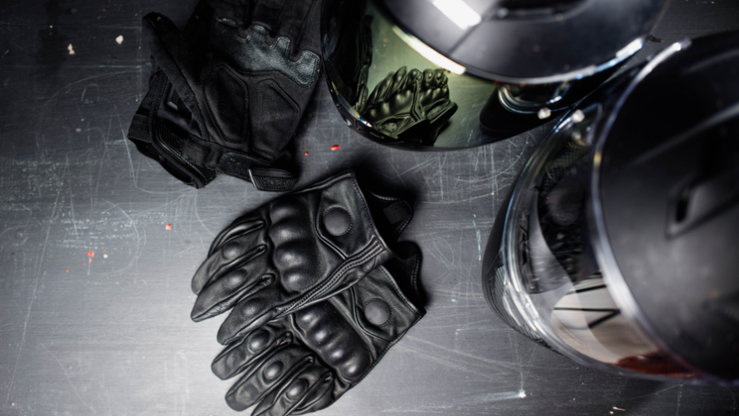 Cuidado sobre duas rodas: Márcio Velho da Silva destaca a importância do equipamento de segurança para motociclistas.