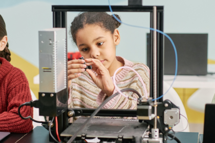 Robótica educacional em escolas públicas: Conheça os desafios reais e soluções escaláveis para ampliar o acesso à tecnologia. Conteúdo de Gustavo Adolfo Morceli Rodrigues.